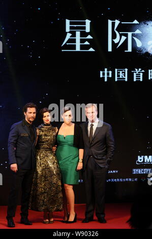 (Von links) amerikanische Schauspieler Matthew McConaughey, US-amerikanische Schauspielerin Anne Hathaway, britische Filmproduzent Emma Thommas und der britische Regisseur Christoph Stockfoto