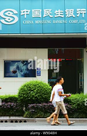 ---- Fußgänger vorbei an einem Zweig von China Minsheng Banking Corp., Ltd. in Kunshan City, Central China Provinz Hubei, 1. September 2014. Tesl Stockfoto