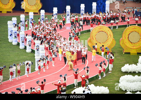 Die Delegation der Hong Kong Special Administrative Region empfängt Sie herzlich aus dem Publikum bei der Eröffnung der 18. World Police und Fire Games beginnt in Chengdu City, im Südwesten Chinas Provinz Sichuan, 8. August 2019. Stockfoto