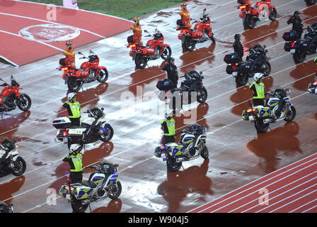 Die Delegation der Hong Kong Special Administrative Region empfängt Sie herzlich aus dem Publikum bei der Eröffnung der 18. World Police und Fire Games beginnt in Chengdu City, im Südwesten Chinas Provinz Sichuan, 8. August 2019. Stockfoto