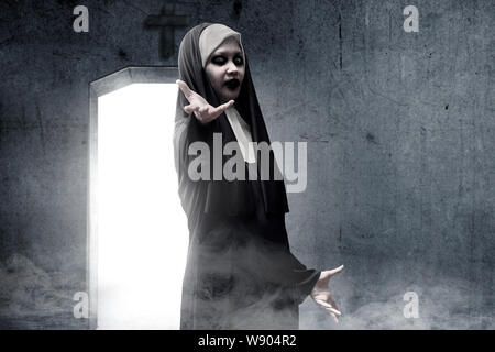 Erschreckende Teufel Nonne haunted der Dunkelkammer. Halloween Konzept Stockfoto