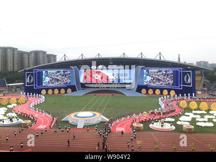 Die Delegation der Hong Kong Special Administrative Region empfängt Sie herzlich aus dem Publikum bei der Eröffnung der 18. World Police und Fire Games beginnt in Chengdu City, im Südwesten Chinas Provinz Sichuan, 8. August 2019. Stockfoto