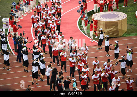 Die Delegation der Hong Kong Special Administrative Region empfängt Sie herzlich aus dem Publikum bei der Eröffnung der 18. World Police und Fire Games beginnt in Chengdu City, im Südwesten Chinas Provinz Sichuan, 8. August 2019. Stockfoto