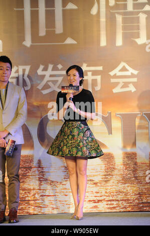 Chinesische Schauspielerin Zhang Ziyi, rechts, spricht als Schauspieler Tong Dawei während einer Pressekonferenz für ihren neuen Film "Die Kreuzung" in Chengdu City hört, so Stockfoto