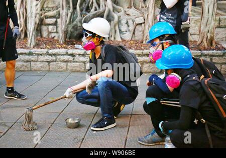 Hongkong, China. 11 Aug, 2019. Demonstrationen drehte sich in Gewalt, mit der Polizei feuerte Tränengas gegen Demonstranten in Hongkong, als die Demonstranten für Demokratie nennen. Credit: Gonzales Foto/Alamy leben Nachrichten Stockfoto