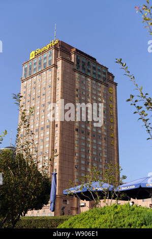 ---- Blick auf das Pudong Shangri-La Hotel im Finanzviertel Lujiazui in Pudong, Shanghai, China, 3. Oktober 2014. Shangri-La Asia Ltd., ein Stockfoto