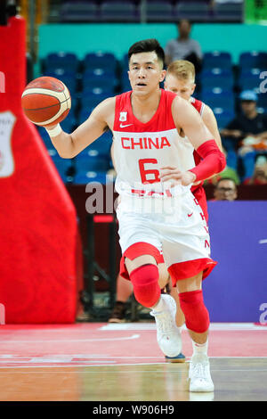 Guo Ailun, eine professionelle chinesische Basketball player, hält den Ball während 2019 Zhouzhuang Cup Kunshan Männer Internationaler Basketball Meisterschaft gegen Kroatien in Kunshan Stadt, Suzhou, Provinz Jiangsu, China, 11. August 2019. China gewann das Spiel gegen Kroatien mit 89-73 in 2019 Zhouzhuang Cup Kunshan Männer Internationaler Basketball Meisterschaft in Kunshan Stadt, Suzhou, Provinz Jiangsu, China, 11. August 2019. Stockfoto