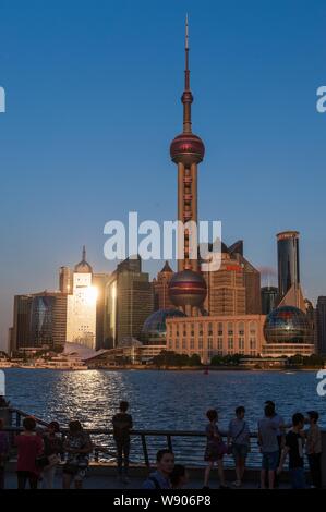 Skyline auf den Huangpu Fluß und die Finanzviertel Lujiazui mit den Oriental Pearl TV Tower, dem höchsten und andere Wolkenkratzer und Hochhäuser Stockfoto