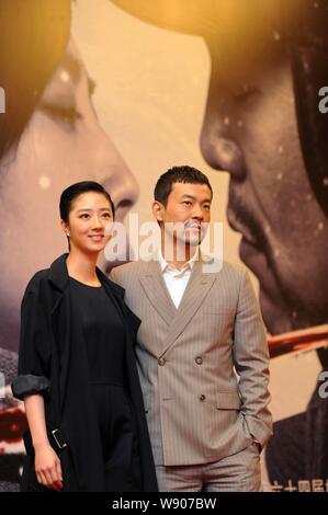 Taiwanesische Schauspielerin Gwei Lun-mei, Links, auch als Kwei Lum - mei, und chinesischen Schauspieler, Liao Fan, die Gewinnerin des Silbernen Bären für den besten Darsteller an der 64th bekannt Stockfoto