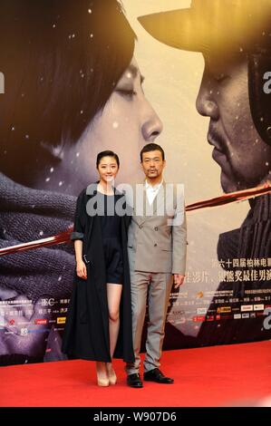 Taiwanesische Schauspielerin Gwei Lun-mei, Links, auch als Kwei Lum - mei, und chinesischen Schauspieler, Liao Fan, die Gewinnerin des Silbernen Bären für den besten Darsteller an der 64th bekannt Stockfoto