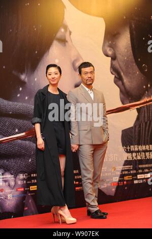 Taiwanesische Schauspielerin Gwei Lun-mei, Links, auch als Kwei Lum - mei, und chinesischen Schauspieler, Liao Fan, die Gewinnerin des Silbernen Bären für den besten Darsteller an der 64th bekannt Stockfoto