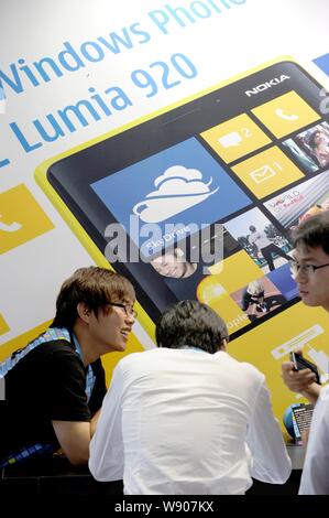 ---- Besucher versuchen, Nokia Smartphones mit Microsoft's Windows Phone Betriebssystem während PT/EXPO COMM CHINA 2012 in Peking installiert, Stockfoto