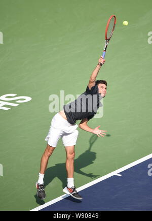 Gilles Simon von Frankreich serviert gegen Tomas Berdych aus Tschechien im Viertelfinale der Männer singles während der 2014 Shanghai Rolex Mast Stockfoto