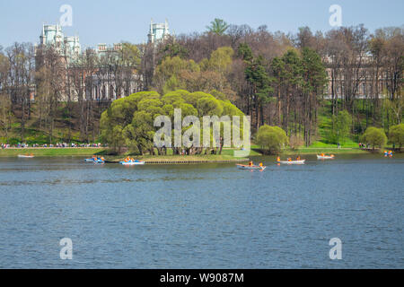 01-05-2018, Russland, Moskau, Tsaritsyno Park Manor, Mai Ferien, traditionelle Erholung im Park, Katamaran Pedal auf dem See, junge Laub erste Stockfoto