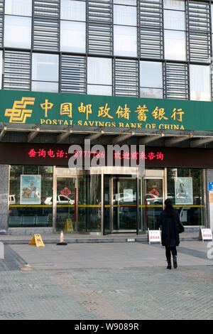 ---- Ein Kunde geht auf eine Filiale der Postsparkasse von China (PSB) im Osten der Stadt Rizhao, China Provinz Shandong, 1. April 2014. China" Stockfoto