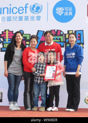 Chinesischen Olympischen tauchen Meister Guo Jingjing, rechts, und Judy Chen, zweite links, Vorsitzende der Hong Kong Ausschuss für die Nationen Kinder Fu Stockfoto