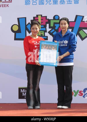 Chinesischen Olympischen tauchen Meister Guo Jingjing, rechts, erhält die Ernennungsurkunde von Judy Chen, Links, Vorsitzende des Hong Kong Ausschuss f Stockfoto