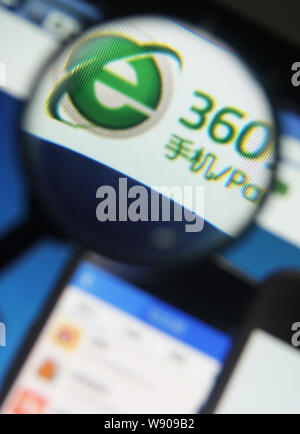 ---- Eine chinesische Bewohner verwendet die 360 mobilen Browser von Qihoo 360 auf seinem Smartphone in Leping County, East China Provinz Jiangxi, 24 September 201 Stockfoto