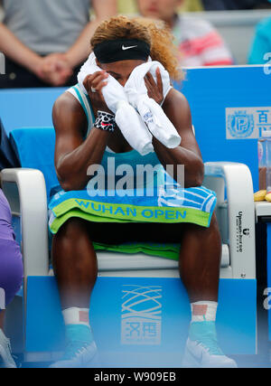Serena Williams aus den Vereinigten Staaten reagiert während der Behandlung, wie sie gegen Alize Cornet Frankreichs während singles zweite bei den Frauen konkurriert Stockfoto