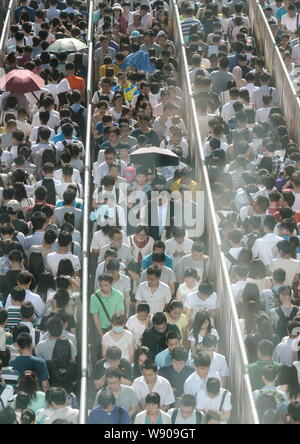 Eine Masse von Fluggästen auf Warteschlange durch Security Check in einer U-Bahnstation in Peking, China, 26. Mai 2014. U-Bahn Passagiere in Peking wird ha Stockfoto