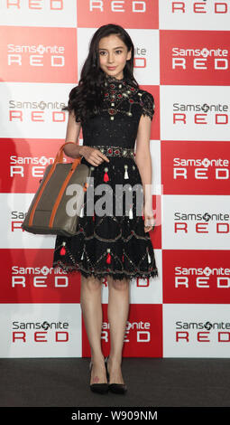 Hong Kong Schauspielerin Angelababy stellt während einer Werbeveranstaltung von Samsonite in Hongkong, China, 28. September 2014. Stockfoto