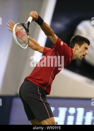 Novak Djokovic aus Serbien bereitet einen Schuß zu David Ferrer in Spanien im Viertelfinale der Männer singles während der 2014 Shanghai Rolex Ma zurückzukehren Stockfoto