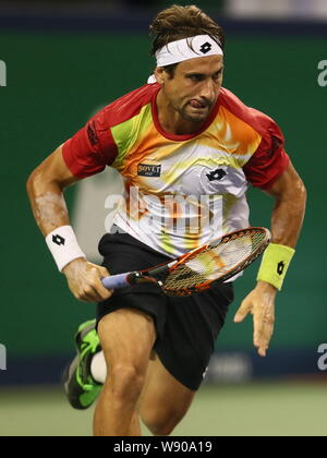 David Ferrer von Spanien bereitet einen Schuß zu Novak Djokovic aus Serbien im Viertelfinale der Männer singles während der 2014 Shanghai Rolex Ma zurückzukehren Stockfoto