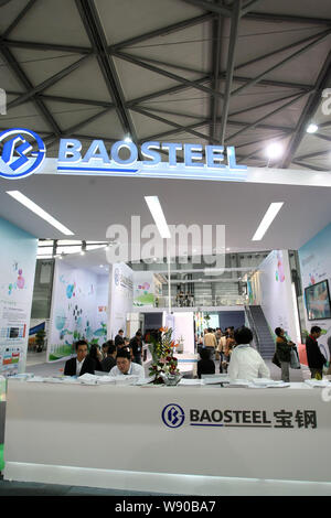 - - Datei - Menschen besuchen den Stand von Shanghai Baosteel Group Corporation (Baosteel) während der 15. Internationalen Ausstellung für Shanghai in Shanghai. Stockfoto