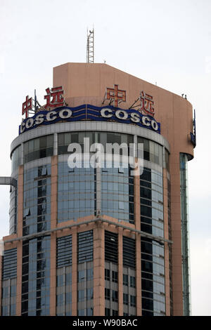 ------ Logos der COSCO (China Ocean Shipping (Group) Company), die Muttergesellschaft der China Cosco Holdings Co., abgebildet auf der Dachterrasse von der COSCO zu Stockfoto