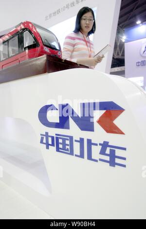 ---- Ein Besucher schaut auf ein Modell U-Bahn auf dem Stand von China cnr Corporation Limited während einer Ausstellung in Shanghai, China, 6 Ma Stockfoto