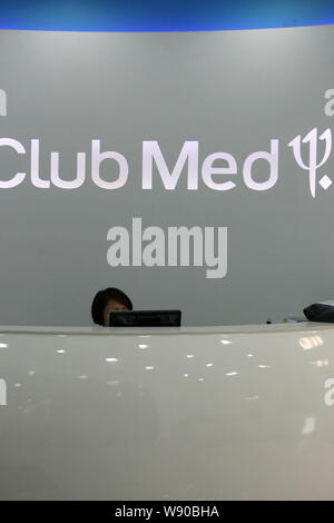 ---- Ein chinesischer Mitarbeiter an der Rezeption in der Shanghaier Büro des Club Med in Shanghai, China, 29. Mai 2013 gesehen. Eine 18-monatige Übernahme tussle Stockfoto