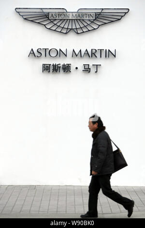 ---- Einen Fußgänger an der Aston Martin Flagship Store in Pudong, Shanghai, China, 11. Januar 2012. Aston Martin ist unter Hinweis auf Sportwagen mo Stockfoto