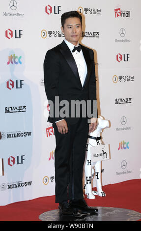 Koreanische Schauspieler Lee Byung-hun Posen auf dem roten Teppich zum 50 Baeksang Arts Awards in Seoul, Südkorea, 27. Mai 2014. Stockfoto