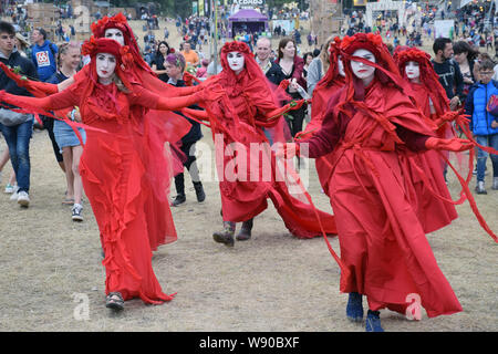 Aussterben Rebellion Cambridge Rote Brigade Protest gegen Latitude Festival, Großbritannien, Juli 2019. Stockfoto