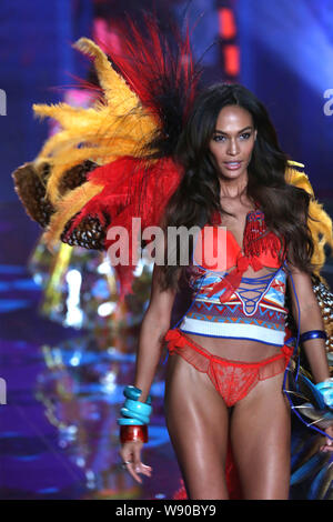 Puerto Rican Modell Joan Smalls zeigt eine neue Schöpfung von exotischen Traveler Sammlungen in der Victoria's Secret Fashion Show 2014 in London, Großbritannien, 2 Deze Stockfoto