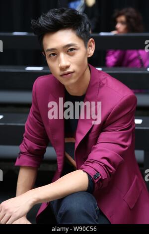 Chinesische Sänger Wei chen Posen bei Paul Smith Fashion Show im Frühjahr/Sommer 2015 Paris Mens Fashion Week in Paris, Frankreich, 29. Juni 2014. Stockfoto