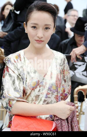 Chinesische Schauspielerin Zhou Xun besucht Chanel Herbst/Winter 2014 der Haute Couture Fashion Show in Paris, Frankreich, 8. Juli 2014. Stockfoto