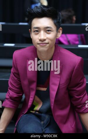 Chinesische Sänger Wei chen Posen bei Paul Smith Fashion Show im Frühjahr/Sommer 2015 Paris Mens Fashion Week in Paris, Frankreich, 29. Juni 2014. Stockfoto