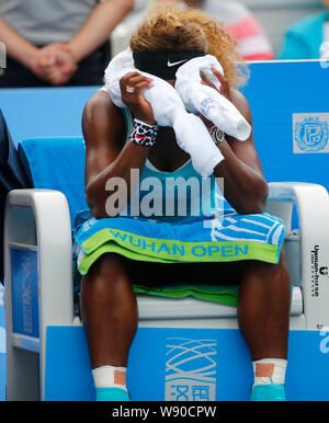 Serena Williams aus den Vereinigten Staaten reagiert während der Behandlung, wie sie gegen Alize Cornet Frankreichs während singles zweite bei den Frauen konkurriert Stockfoto