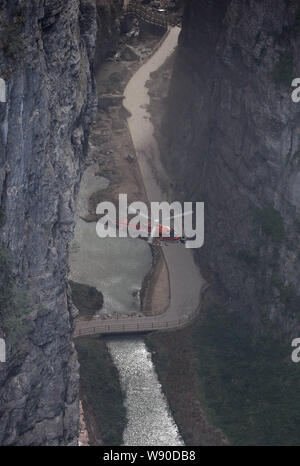 Ein Helikopter fliegt durch einen Berg Höhle zu Film Szenen während der Dreharbeiten für den Film, Transformatoren 4: Alter vom Aussterben bedroht, bei den drei Natu Stockfoto