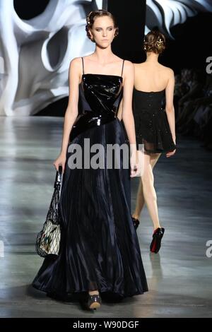 Ein Modell zeigt eine neue Schöpfung durch Ulyana Sergeenko in seiner Herbst/Winter 2014 der Haute Couture Fashion Show in Paris, Frankreich, 8. Juli 2014. Stockfoto