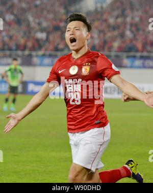 Gao Lin China Guangzhou Evergrande feiert nach dem Scoring ein Ziel gegen Südkoreas Jeonbuk Hyundai Motors während ihrer Gruppe G Match der A Stockfoto