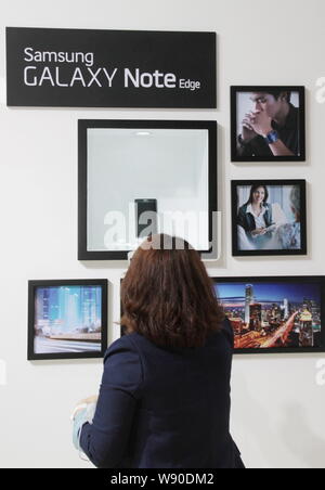 Ein Besucher sieht einen Samsung Galaxy Edge während einer Ausstellung in Peking, China, Smartphone, 23. September 2014. Samsung Electronics neue high-end Stockfoto