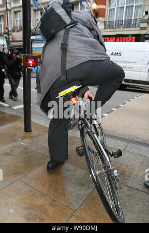 Londoner Bürgermeister Boris Johnson auf seinem Fahrrad in London 2009 Stockfoto