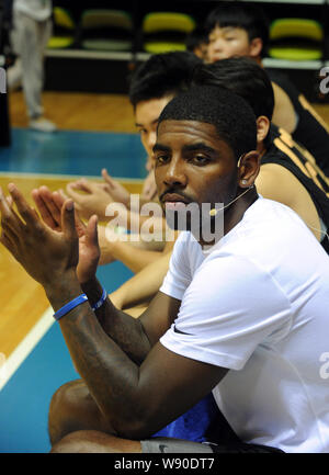 American Basketball player Kyrie Irving, front, applaudiert, als er Uhren chinesische Fans Basketball spielen während einem anweisenden Aktivität in Hongkong, Stockfoto