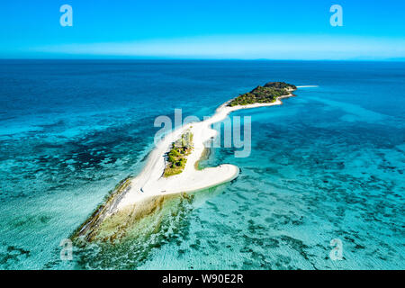 Wirklich erstaunlich tropische Insel mitten im Ozean. Luftaufnahme von einer Insel mit weißen Sandstränden und wunderschönen Lagunen Stockfoto