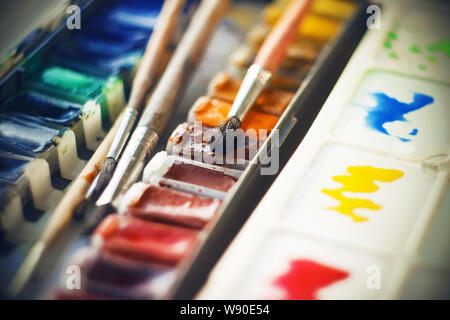 Vintage Aquarell Palette mit einer Vielzahl von Farben und Schattierungen, zusammen mit dem sind die Bürsten in verschiedenen Größen von fehhaar. Noch immer leben eines Stockfoto