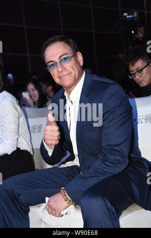 Usa Hollywood action star Jean-Claude Van Damme stellt während einer Pressekonferenz für den Film "Der Pancake Man' in Peking, China, 25. November 2014. Stockfoto
