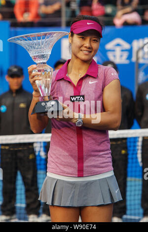 ------ Li Na China hält Ihren champion Trophäe, nachdem er singles Finale des WTA 2014 Shenzhen Open Tennis Turnier in Shenzhen der Frauen c Stockfoto