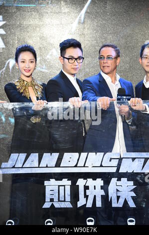 Usa Hollywood action star Jean-Claude Van Damme, rechts, und Darsteller des Films "Der Pancake Man 'pose auf einer Pressekonferenz in Peking, Ch Stockfoto